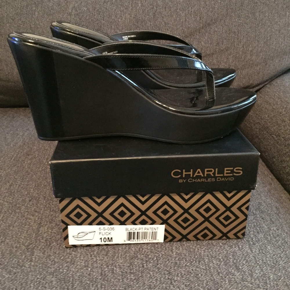 Charles David blk patent leather platform thongs